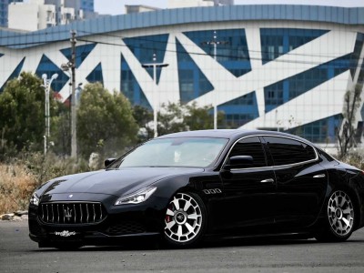 The pneumatic charm of the black Maserati Quattroporte airsociety