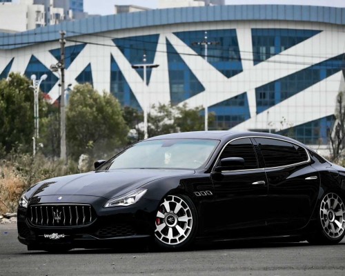The pneumatic charm of the black Maserati Quattroporte airsociety